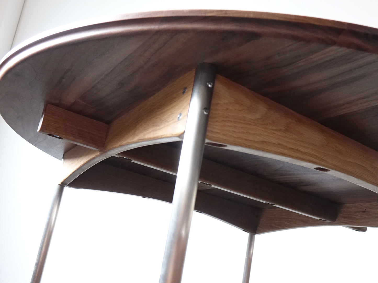 Model.74 Round Table Walnut