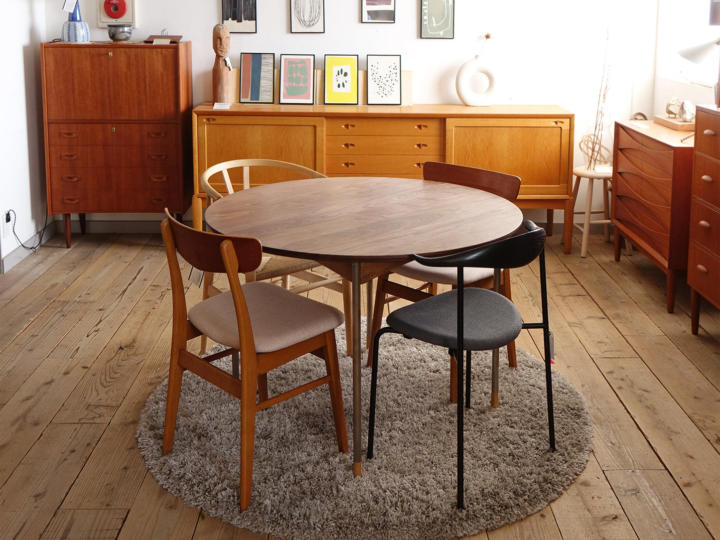 Model.74 Round Table Walnut