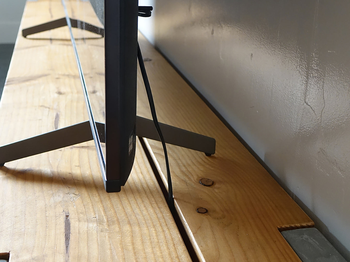 Model.82 Bench TV board