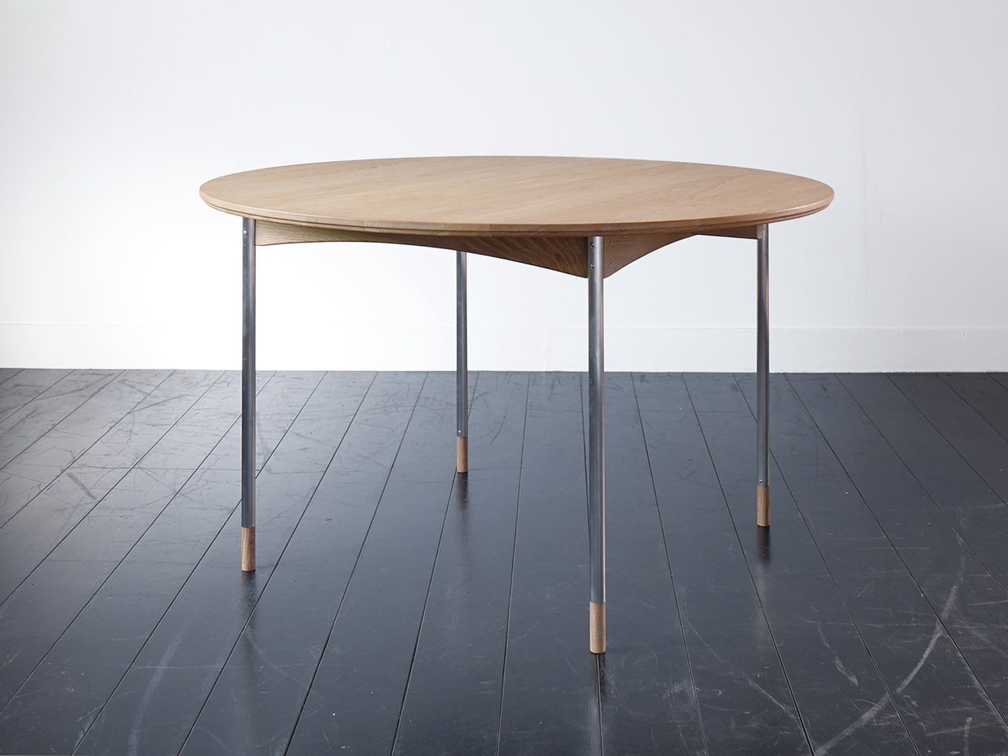Model.73 Round Table