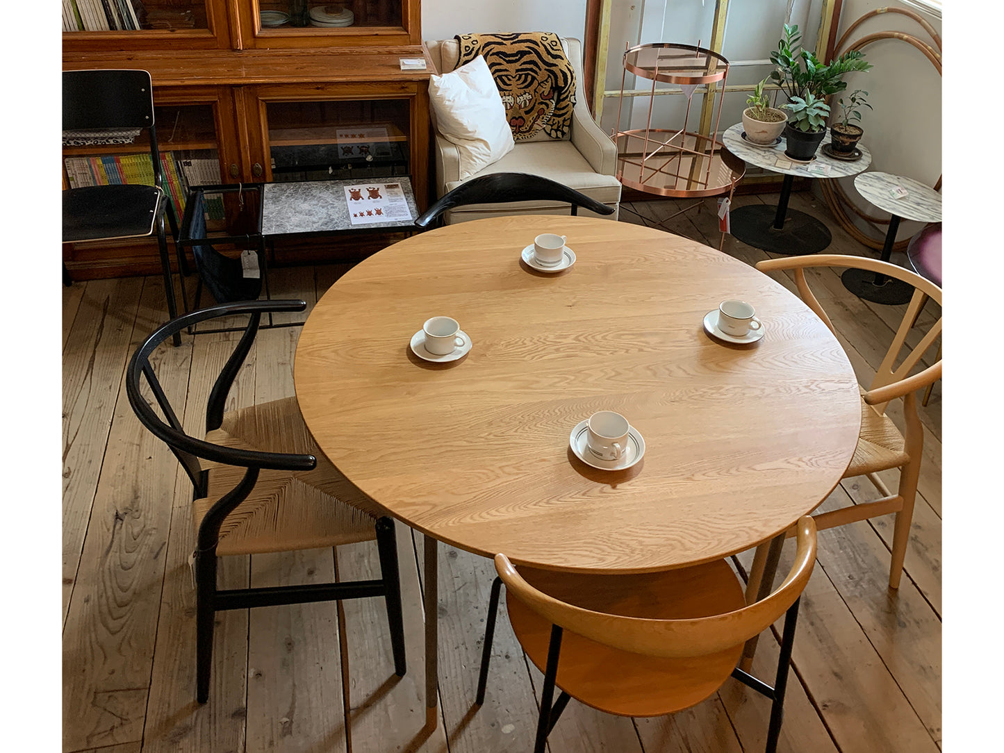 Model.73 Round Table