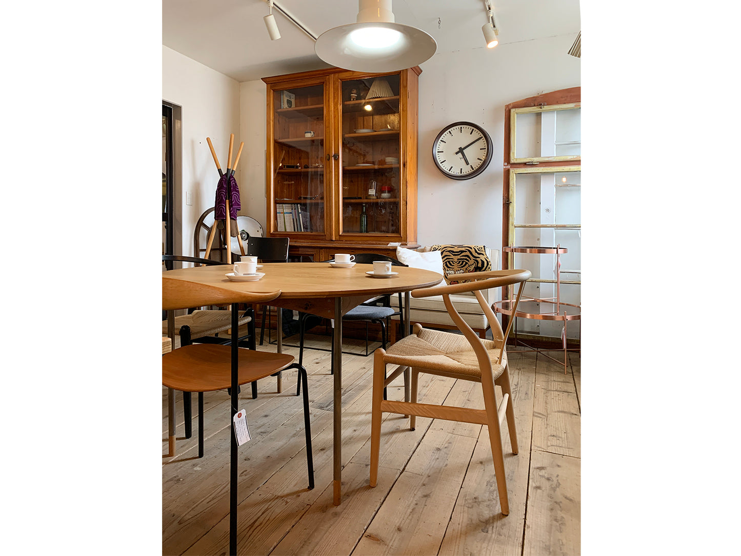 Model.73 Round Table