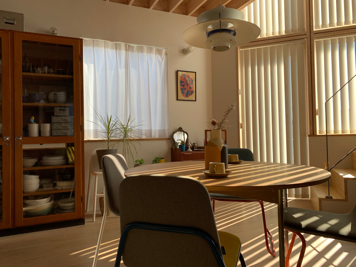 Model.73 Round Table