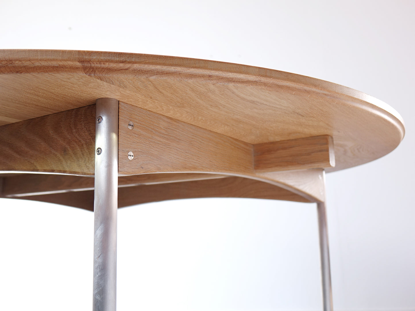 Model.73 Round Table