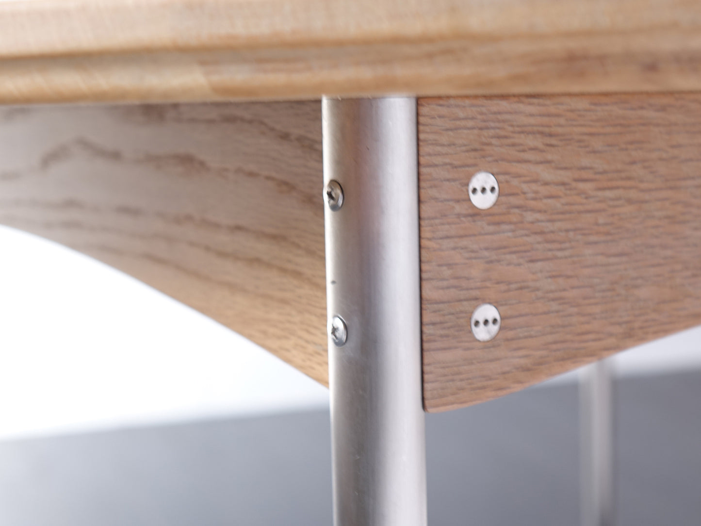 Model.73 Round Table