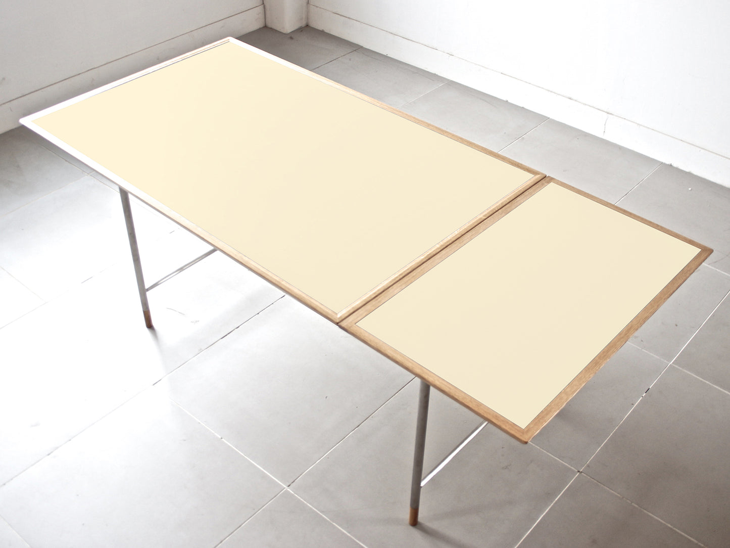 Model.25 Dining Table