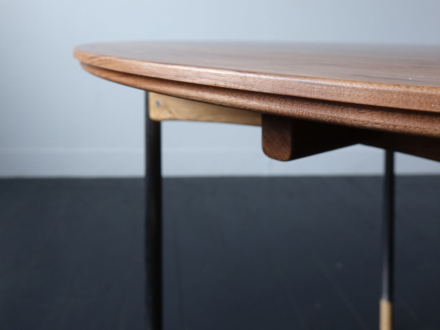Model.74 Round Table Walnut