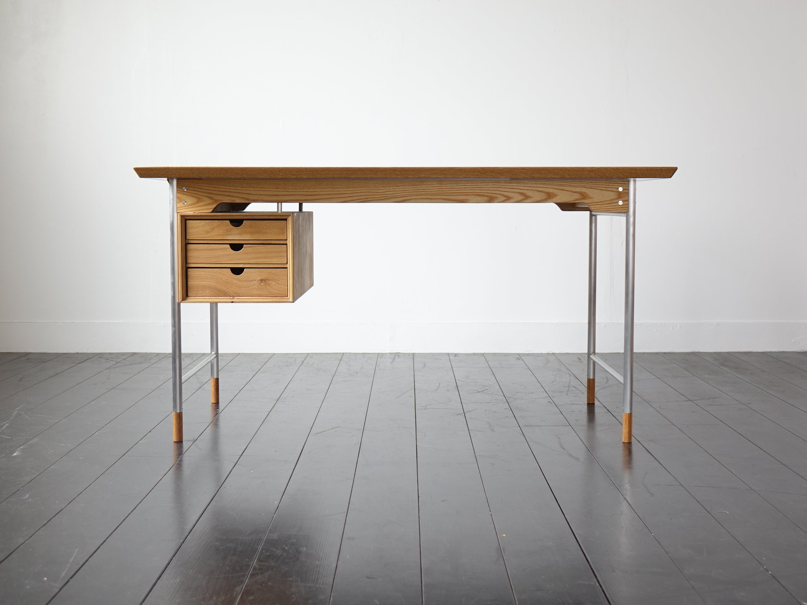 Model.26 Desk / Veronica Furniture