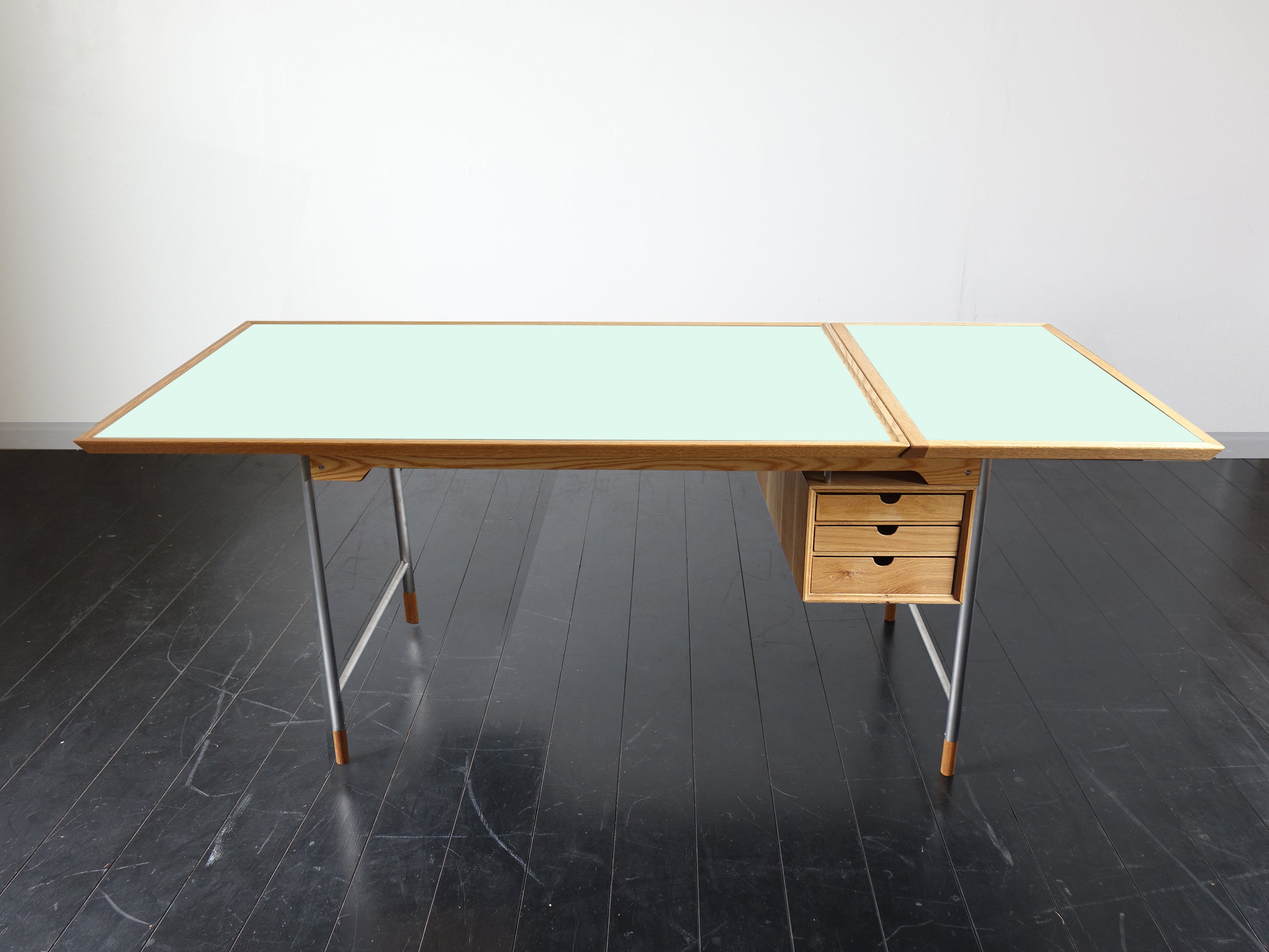 Model.26 Desk / Veronica Furniture